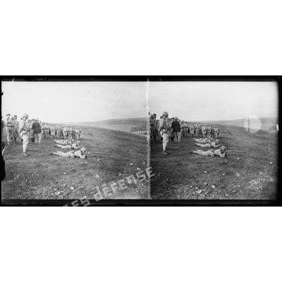 Arcis-le-Ponsard (Marne), concours de tir de la 10e Division d'infanterie, les spectateurs assistent à une épreuve dans la position du tireur couché. [légende d’origine]
