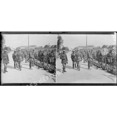 Dormans (Marne), un bataillon du 2e régiment de tirailleurs indigènes faisant la pause sur la route de Fismes. [légende d’origine]