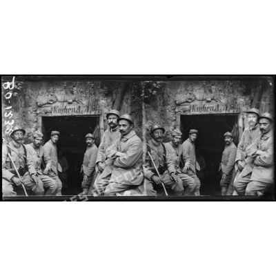 Bois des Buttes (Aisne), soldats du 202e Régiment d'infanterie à l’entrée de leur cuisine (ancienne cuisine allemande). [légende d’origine]