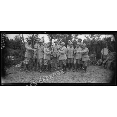 Devant Chevreux, groupe d'officiers du 31e Régiment d'infanterie (31e RI). [légende d'origine]