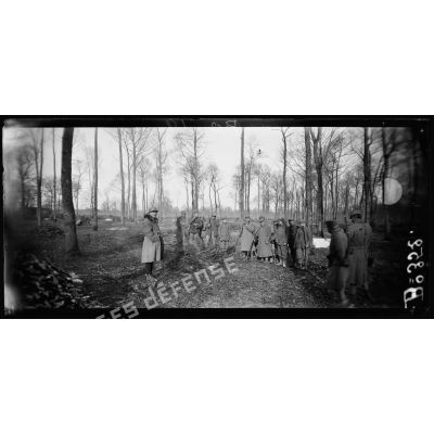Forêt de Compiègne. Prisonniers allemands employés à l'abattage d'arbres : le brûlage des branches. [légende d'origine]
