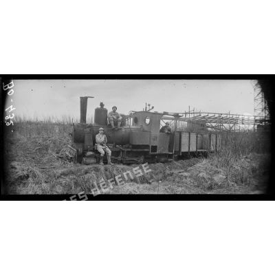 Près de la ferme Moufflaye (au dessus de Vic-sur-Aisne). Locomotive autrichienne abandonnée par les Allemands à proximité des 1res lignes. [légende d'origine]