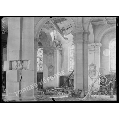 Amiens, Somme, église Saint-Rémi après le bombardement. [légende d'origine]
