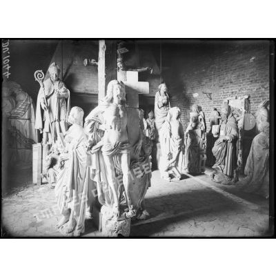 Dépôt de Martainville, Eure, statues provenant d'Amiens, de l'église Saint-Riquier. [légende d'origine]