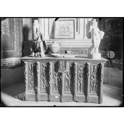 Abbeville, musée Boucher de Perthes Bahut, statuette provenant du musée de Boulogne. Marbres et vases provenant du musée d'Amiens. [légende d'origine]