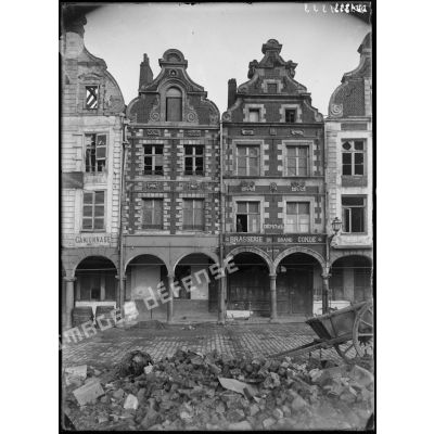 Arras, Pas-de-Calais, maisons de la Grande-Place. [légende d'origine]
