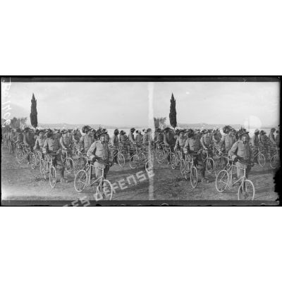 Près de Desenzano. Compagnie cycliste de bersagliers rassemblée pour le départ au lac de Garde. [légende d'origine]