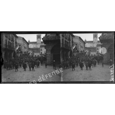 Desenzano. Dans la rue principale, le 78e régiment d'infanterie défile musique en tête. [légende d'origine]