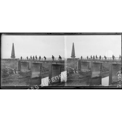 Arcole. Le pont et le monument (soldats anglais sur le pont). [légende d'origine]