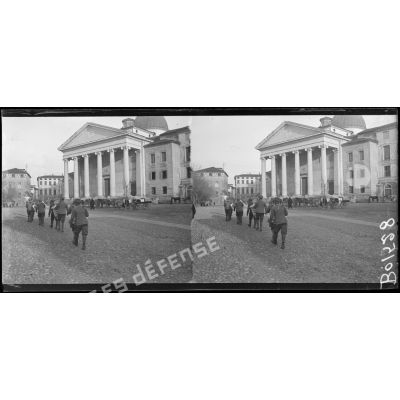 Place du Dôme. Une corvée de soldats italiens. [légende d'origine]
