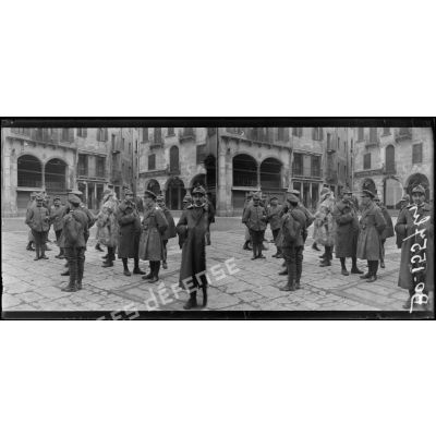 Soldats italiens, anglais et français sur la place du marché. [légende d'origine]