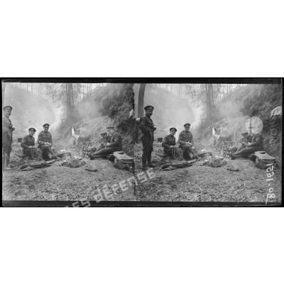 Soldats anglais se reposant autour d'une popote après l'attaque allemande. [légende d'origine]