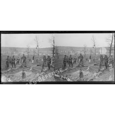 Soldats anglais visitant un cimetière allemand au retour de l'attaque. [légende d'origine]