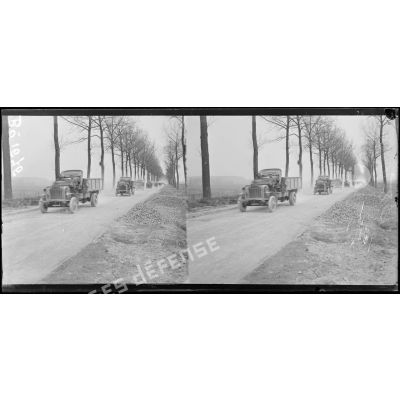 Près de Vic-sur-Aisne. Convoi auto transportant des munitions. [légende d'origine]
