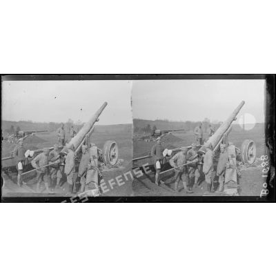 Pièce de 155 mm Filloux exécutant un tir. Pendant le tir. [légende d'origine]