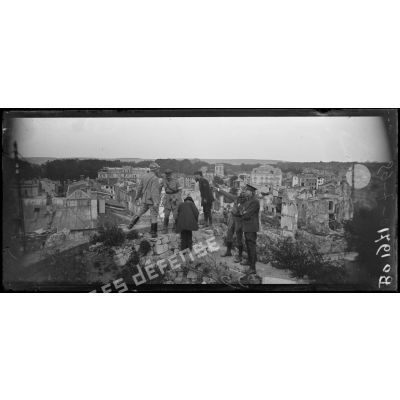 Verdun (Meuse), le révérend Mac Farland, Monsieur Viennot, le pasteur Monod et le colonel Dehay regardent les ruines du haut du donjon de la Madeleine. [légende d'origine]