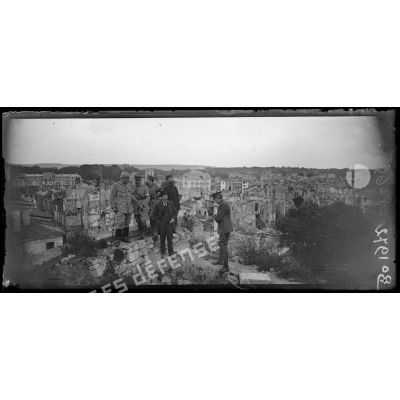 Verdun (Meuse), le révérend Mac Farland, Monsieur Viennot, le pasteur Monod et le colonel Dehay regardent les ruines du haut du donjon de la Madeleine. [légende d'origine]
