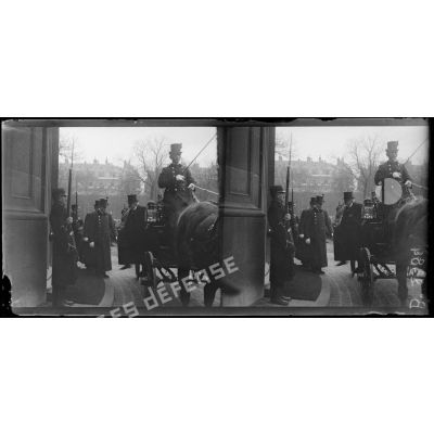 Paris. Arrivée du président Wilson. Monsieur Clémenceau descend de voiture devant l'hôtel du prince Murat. [légende d'origine]