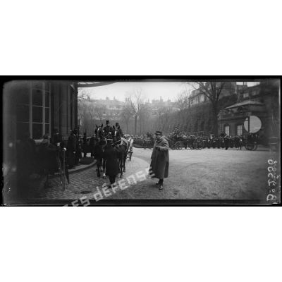 Paris. Arrivée du président Wilson. Les personnages du cortège officiel arrivent devant l'hôtel du prince Murat. [légende d'origine]