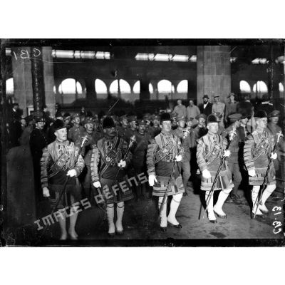 Le défilé des musiciens de la Garde royale anglaise à la gare du Nord. [légende d'origine]