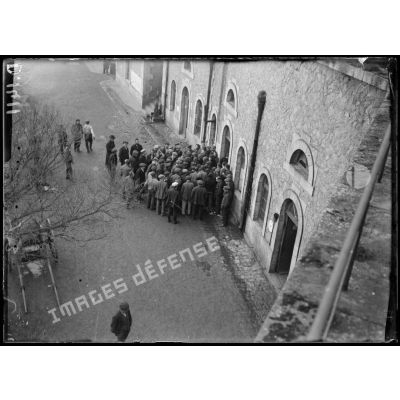 Camp de l'île d'Yeu, Vendée, dépôt des internés civils allemands. Distribution du courrier. [légende d'origine]