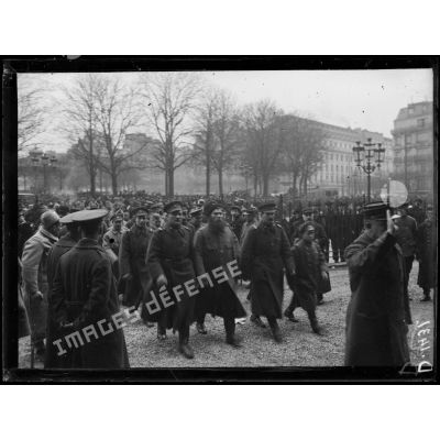 Fête de la Croix de Guerre au Trocadéro. Arrivée des soldats russes. [légende d'origine]