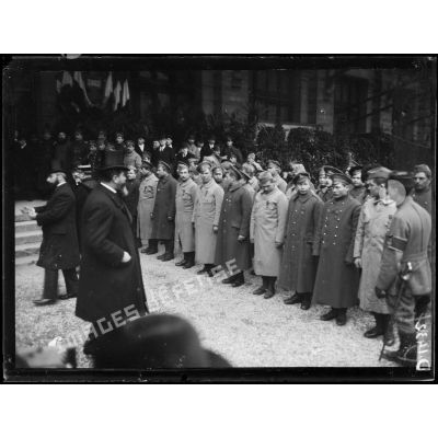 Fête de la Croix de Guerre au Trocadéro. Soldats russes faisant la haie au passage du Président de la République. [légende d'origine]