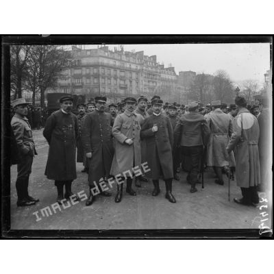Fête de la Croix de guerre au Trocadéro. Arrivées des blessés et des fusiliers-marins. [légende d'origine]