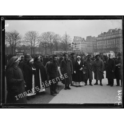 Fête de la Croix de Guerre au Trocadéro. Arrivée des soldats français et alliés, et des infirmières. [légende d'origine]