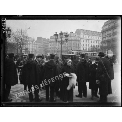 Fête de la Croix de Guerre au Trocadéro. Les abords du Trocadéro, l'arrivée des soldats. [légende d'origine]
