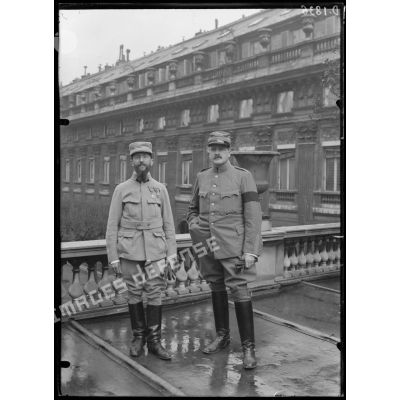 Paris, médecin major Cl. Haury et le major Forcart de Bâle, mission franco-suisse ayant opéré dans la 3e et 10e région militaire. [légende d'origine]