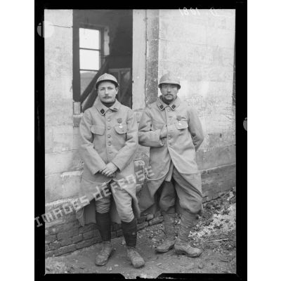Les sapeurs Mauduit et Cadoret du 6e RG (cités à l'ordre de l'armée) à Anzin-Saint-Aubin, Pas-de-Calais. [légende d'origine]