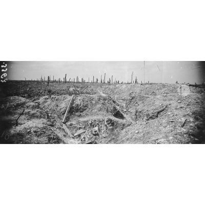 En avant de Cappy (Somme), anciennes tranchées allemandes nivelées par l’artillerie. [légende d’origine]