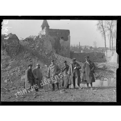 Ham (Somme), la mission journalistes américaine devant le château. [légende d'origine]