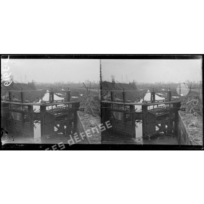 Tugny-et-Pont (Aisne). Pont détruit sur le canal de la Somme. [légende d'origine]
