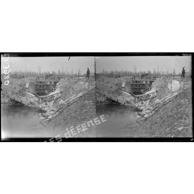 Tugny-et-Pont (Aisne). Pont détruit sur le canal de la Somme. [légende d'origine]