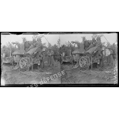 Route de Ly-Fontaine à Remigny (Aisne). Batterie de 75 contre avions, avec artilleurs portant la cagoule. [légende d'origine]