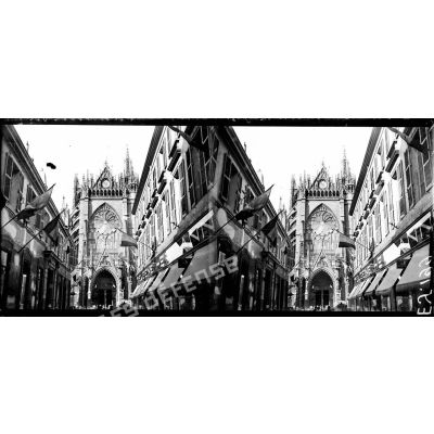 La façade de la cathédrale de Metz. [légende d'origine]