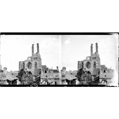 Les ruines de la cathédrale de Soissons. [légende d'origine]