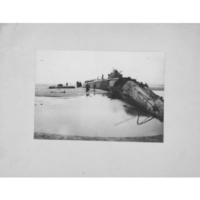  [Sous-marin échoué, mortier de 270, zeppelin, char. 1917, s.d.] Album démonté. Page 1.