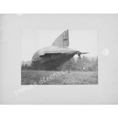 [Sous-marin échoué, mortier de 270, zeppelin, char. 1917, s.d.] Album démonté. Page 4.