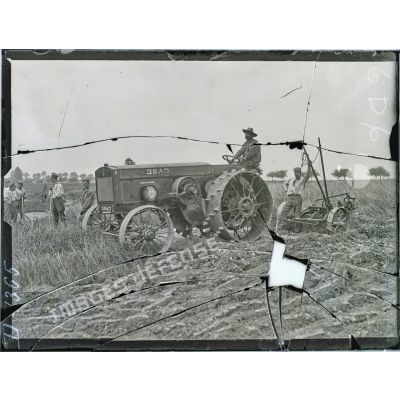 Près de Roye (Somme). Charrue automobile et prisonniers allemands. [légende d'origine]