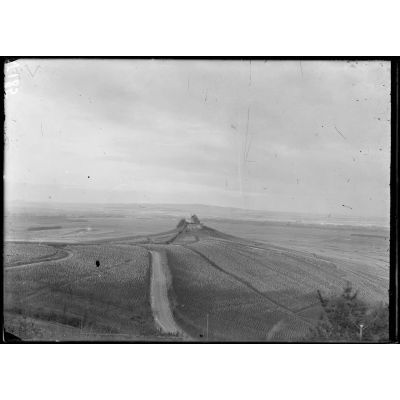 Verzenay, Marne, panorama des lignes allemandes prise de la falaise de Champagne se trouvant derrière quatre moulins. [légende d'origine]