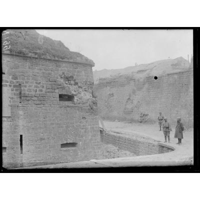 Fort de la Pompelle, Marne, obus de 150 non éclaté dans l'angle du mur. [légende d'origine]