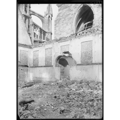 Reims, palais archiépiscopal, la salle du Tau, un trou d'obus. [légende d'origine]