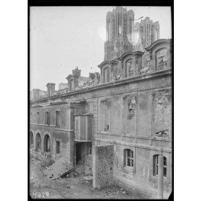 Reims, palais archiépiscopal et cathédrale. [légende d'origine]