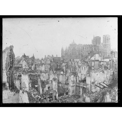 Reims, panorama sur la ville et la cathédrale. [légende d'origine]