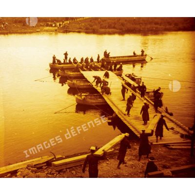 [Constitution d'un pont sur barques pour le franchissement d'un cours d'eau durant les grandes manoeuvres de septembre 1912.]
