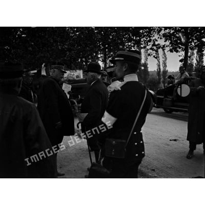 [Le général Joffre et  le ministre de la Guerre Alexandre Millerand discutant à côté d'une voiture lors des grandes manoeuvres de 1912.]