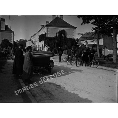 [Stationnement dans un village durant les grandes manoeuvres de 1912.]